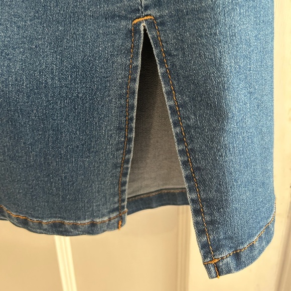 Jean skirt with zip closure - Picture 2 of 4
